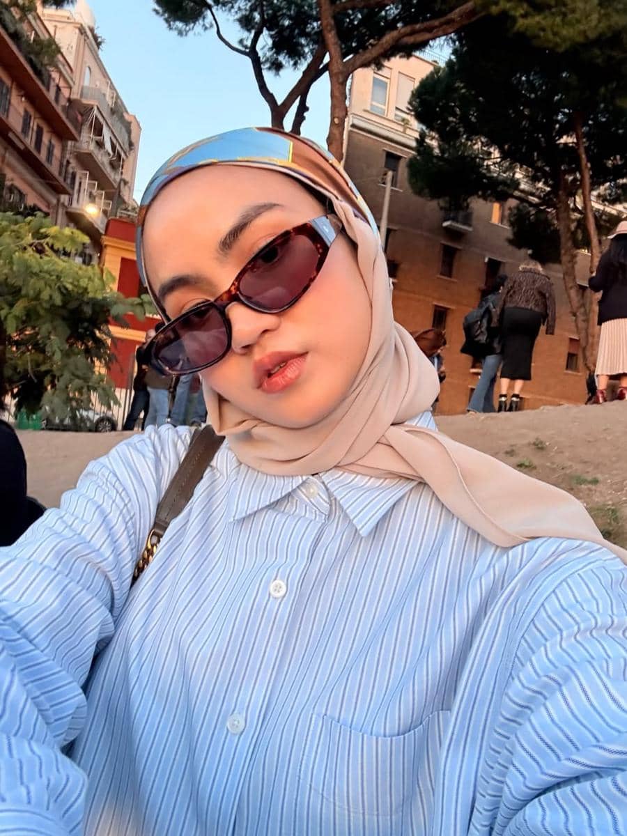 Xaviera Putri jalan-jalan di Koloseum.