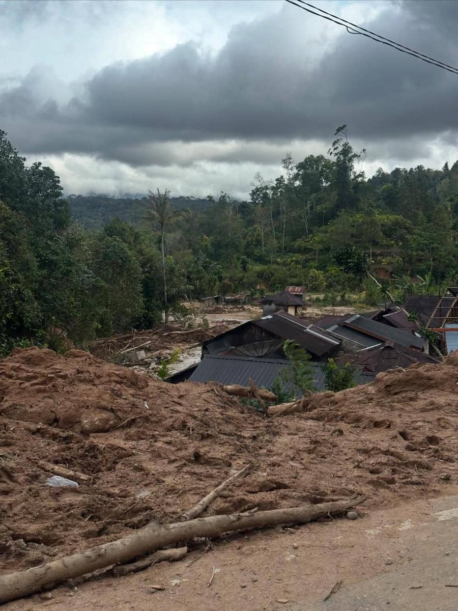 Sania Leonardo jadi sukarelawan bencana alam di Sumatra Utara.