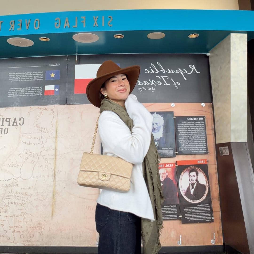 Jennifer Bachdim jalan-jalan di Kota San Antonio, Texas.