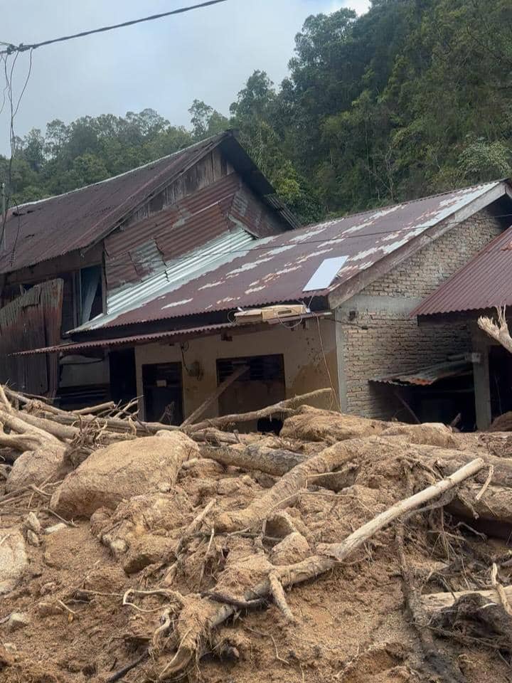 Sania Leonardo jadi sukarelawan bencana alam di Sumatra Utara.