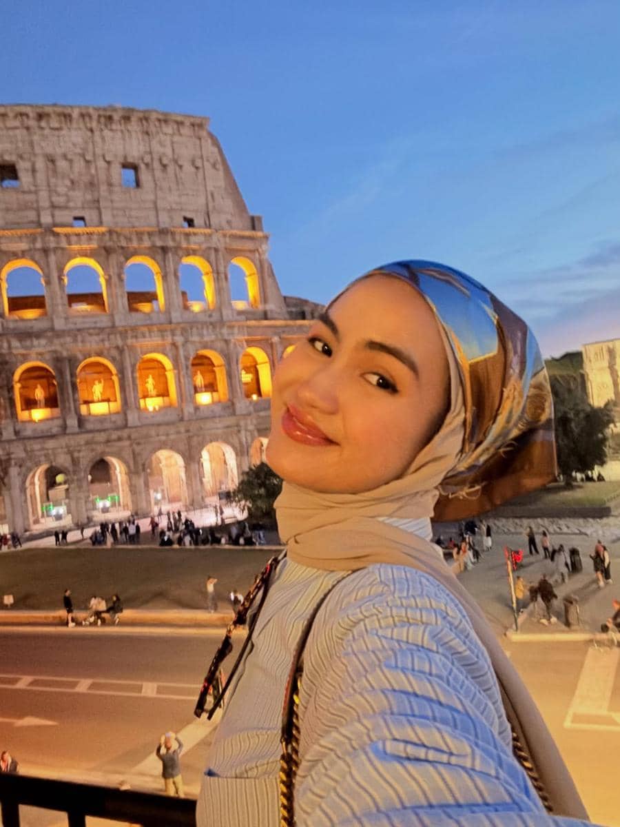 Xaviera Putri jalan-jalan di Koloseum.