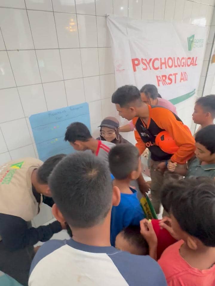 Chiki Fawzi jadi sukarelawan bencana di Sumatra Utara.