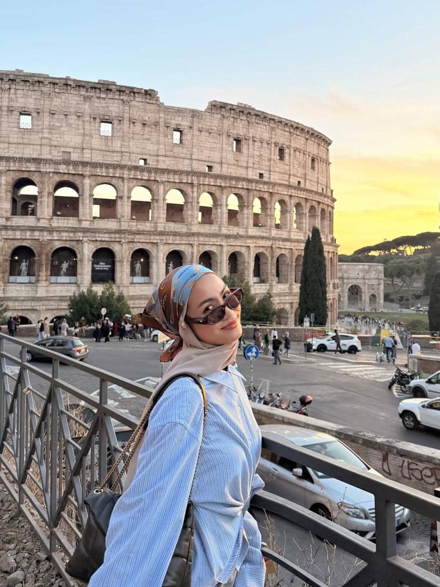 Xaviera Putri jalan-jalan di Koloseum.