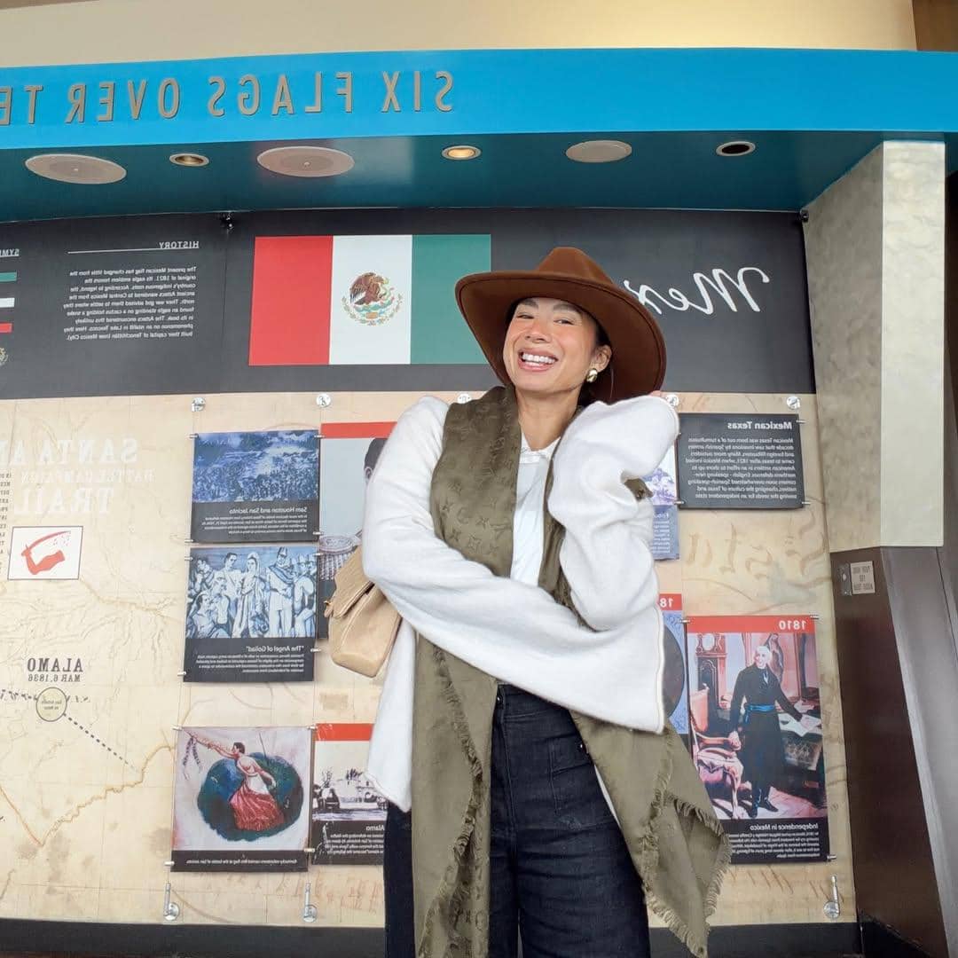 Jennifer Bachdim jalan-jalan di Kota San Antonio, Texas.