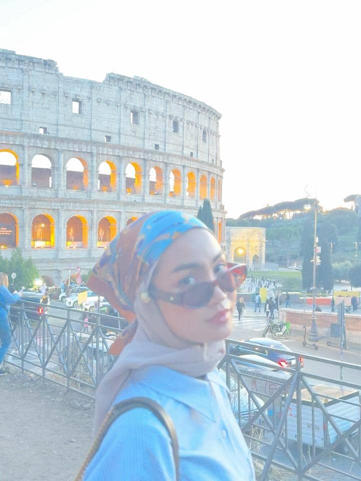 Xaviera Putri jalan-jalan di Koloseum.