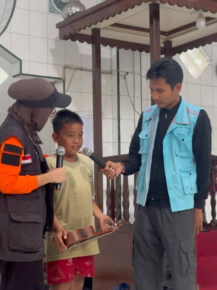 Chiki Fawzi jadi sukarelawan bencana di Sumatra Utara.