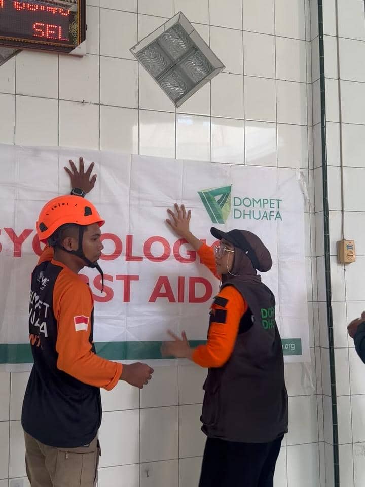 Chiki Fawzi jadi sukarelawan bencana di Sumatra Utara.