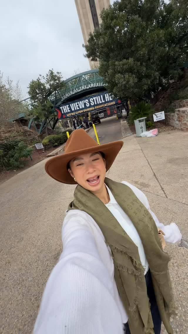 Jennifer Bachdim jalan-jalan di Kota San Antonio, Texas.