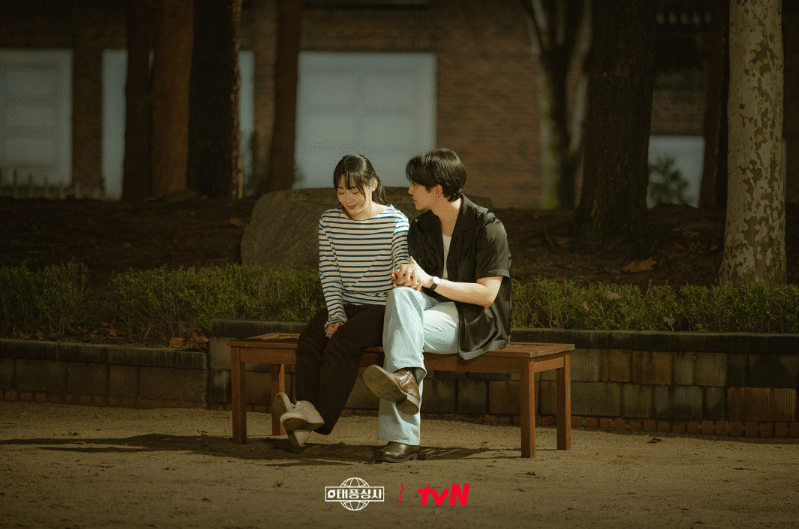 cuplikan drama Typhoon Family