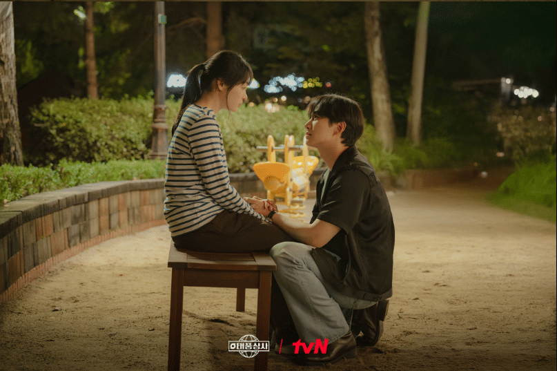 cuplikan drama Typhoon Family