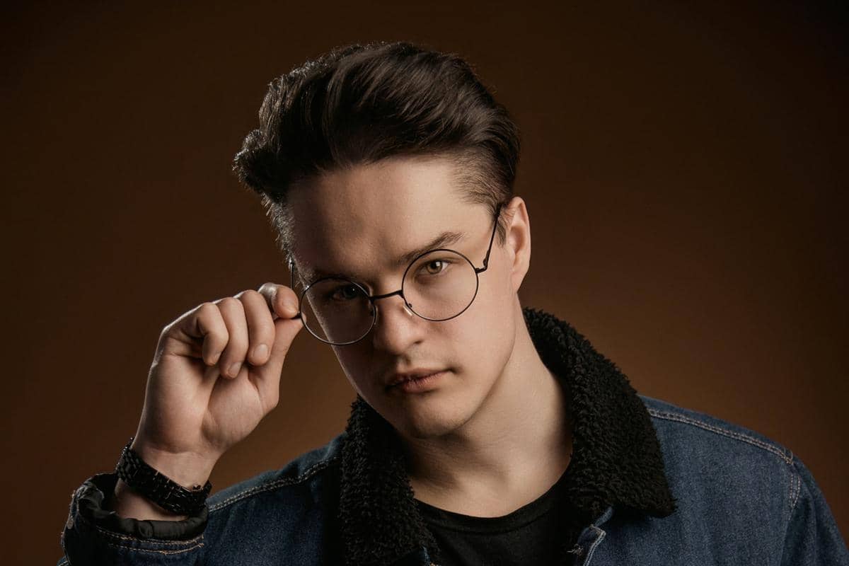 ilustrasi model rambut pria wajah tirus