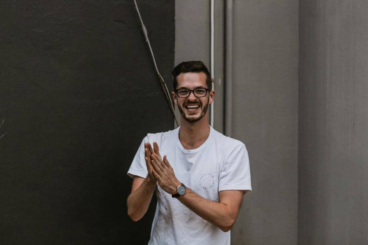 ilustrasi cowok memakai kaos putih (unsplash.com/Sincerely Media)