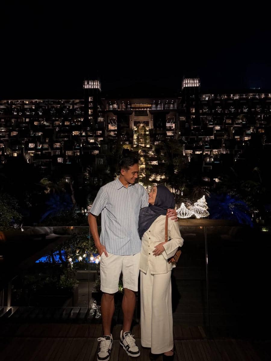 momen liburan Rizky Ridho dan istri