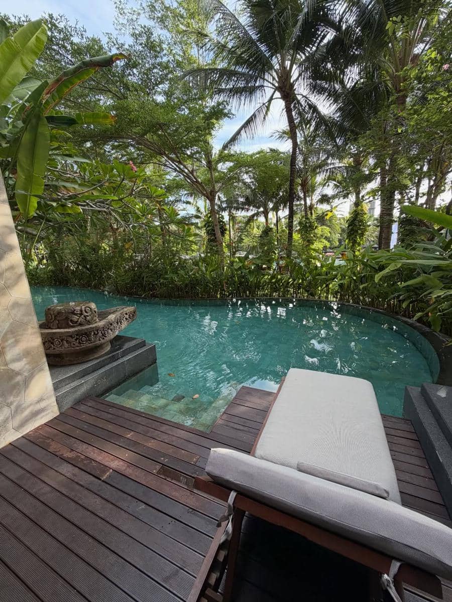 momen liburan Rizky Ridho dan istri