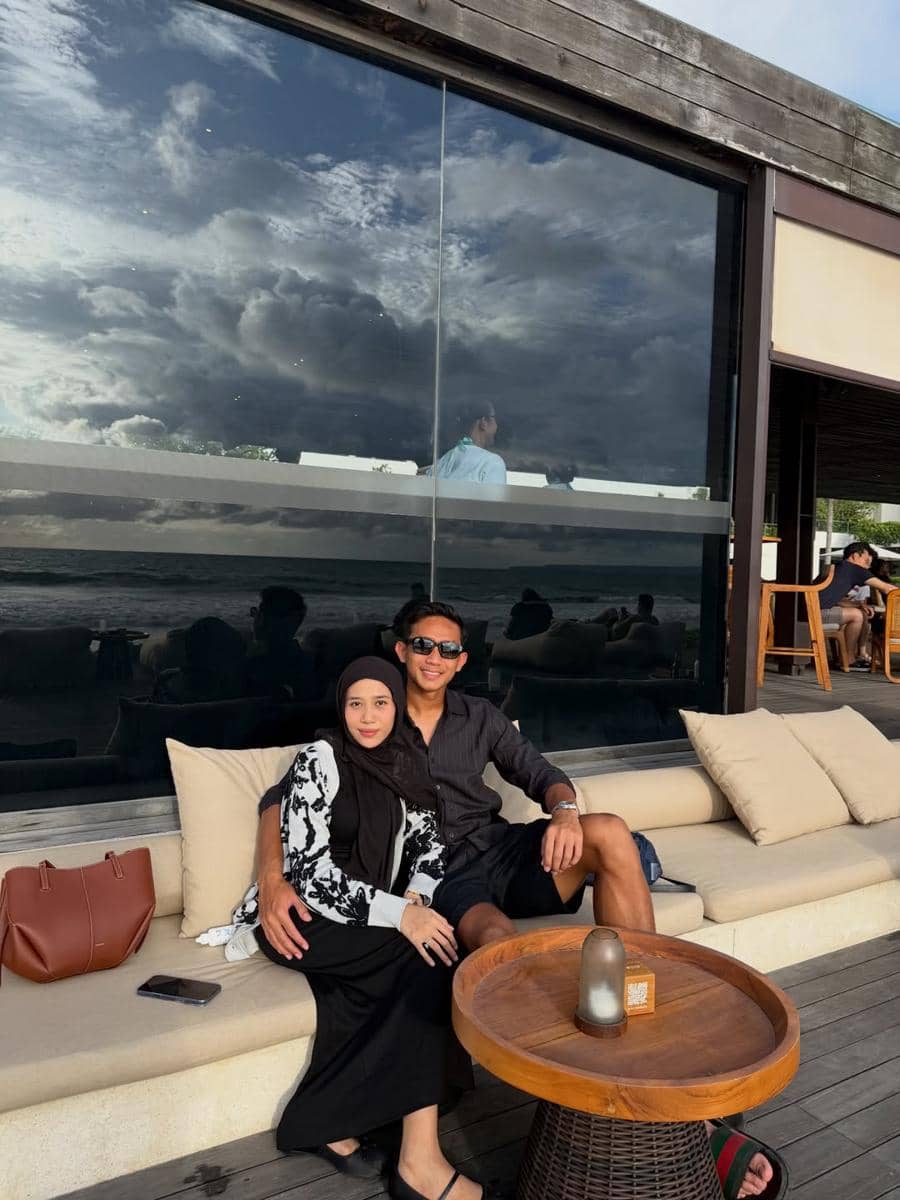momen liburan Rizky Ridho dan istri