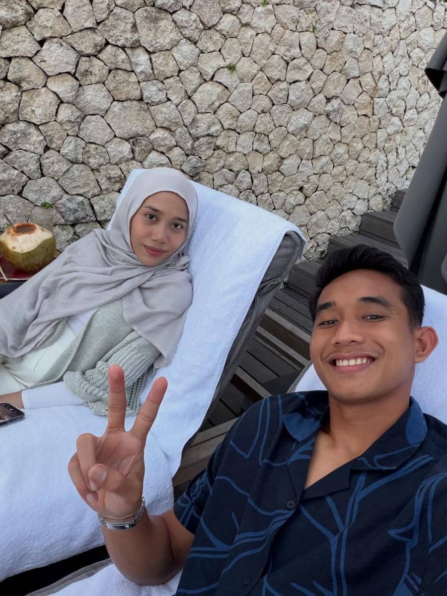 momen liburan Rizky Ridho dan istri