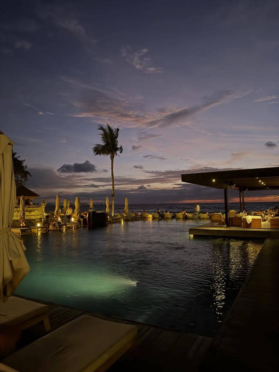 momen liburan Rizky Ridho dan istri