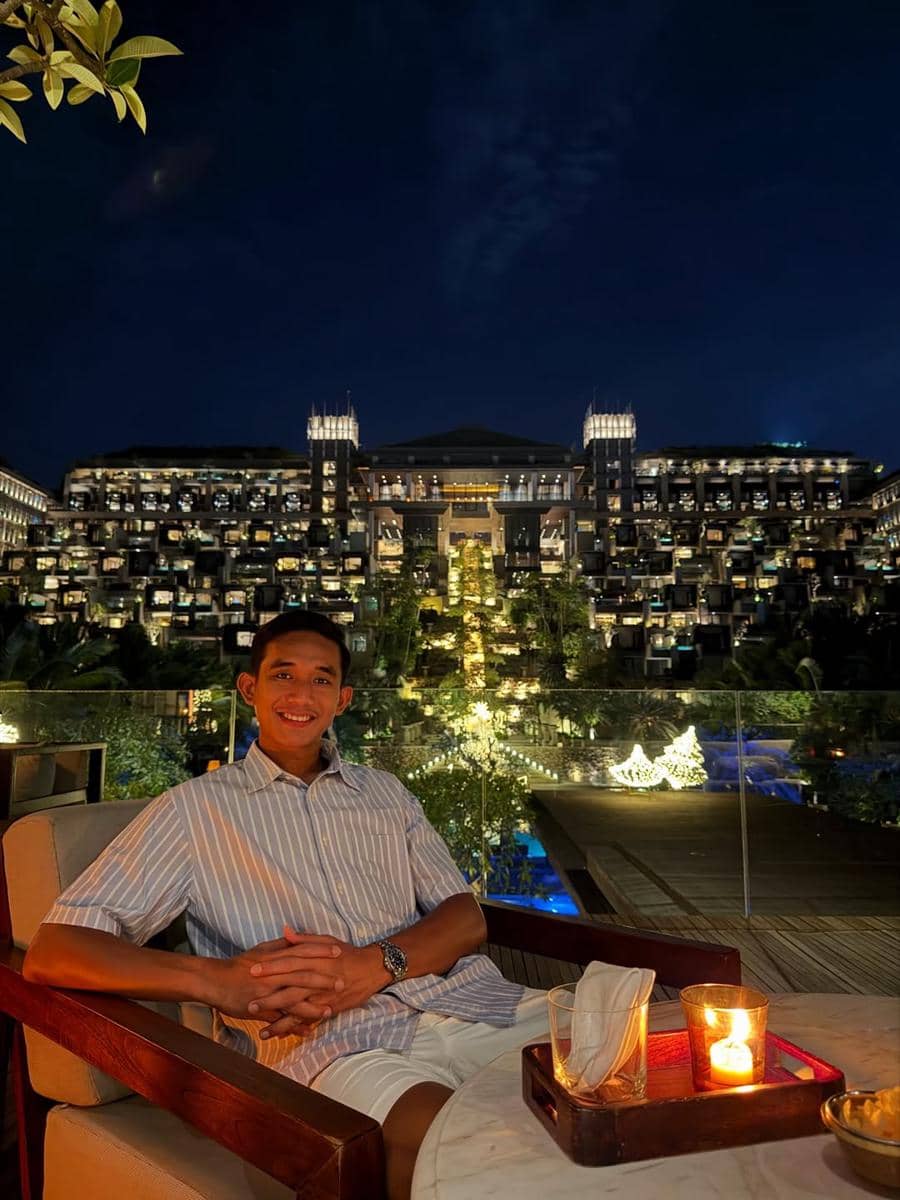 momen liburan Rizky Ridho dan istri