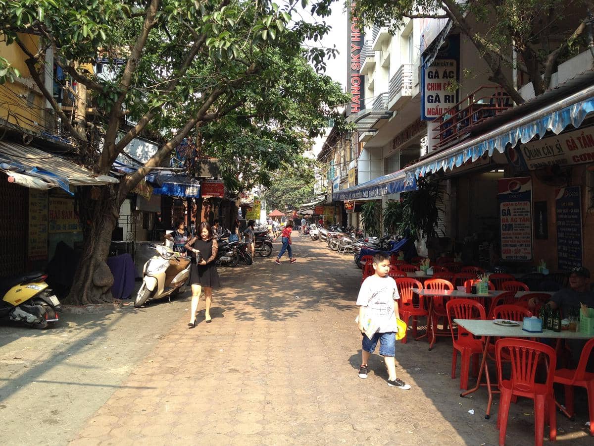 deretan kafe di Tong Duy Tan 