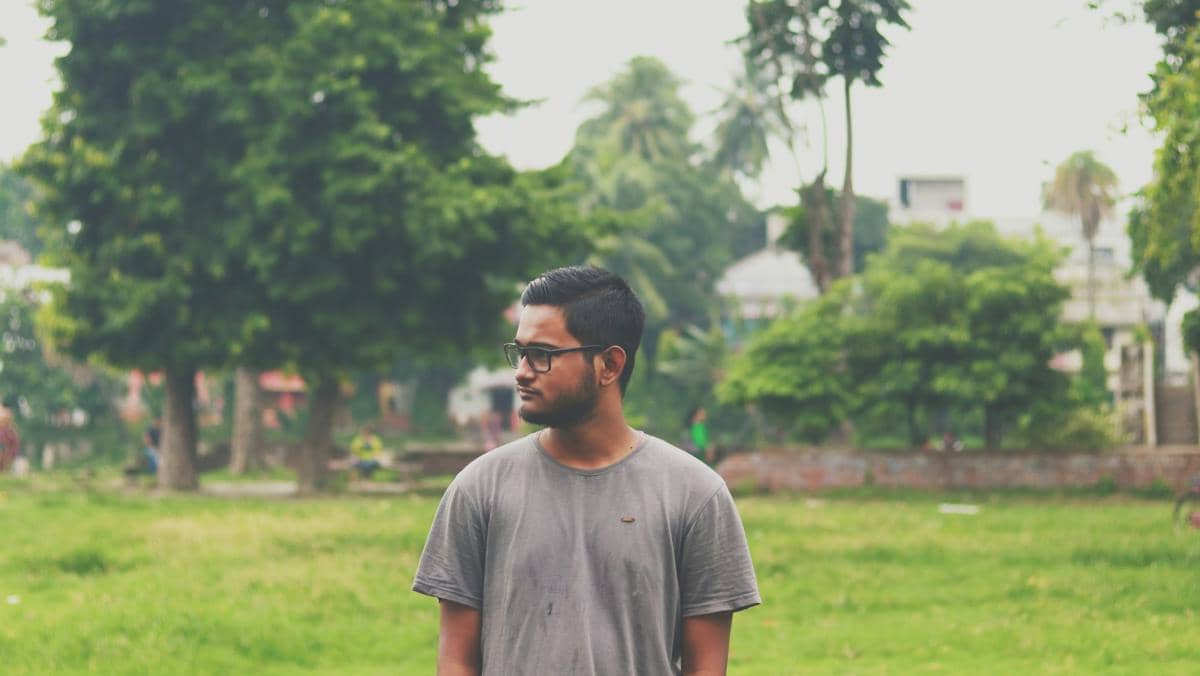 ilustrasi cowok memakai kaos abu-abu (unsplash.com/theroyakash)