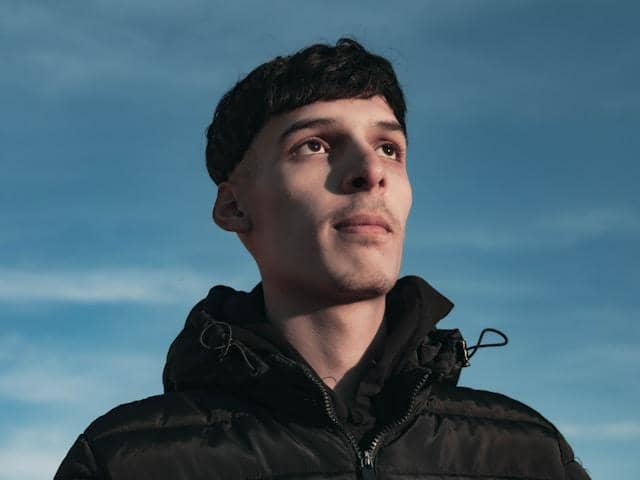 ilustrasi model rambut pria wajah tirus