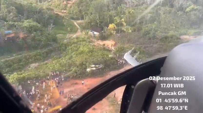 Unsur Helikopter TNl Angkatan Laut jenis AS565 MBe Panther HS-1307 dari Wing Udara 1 Puspenerbal bergerak cepat menyalurkan bantuan kemanusiaan untuk masyarakat empat desa di wilayah Kabupaten Tapanuli Tengah, Sumartera Utara