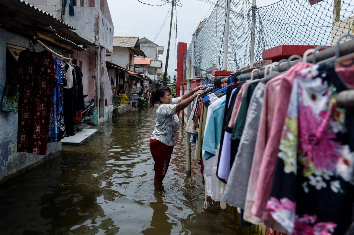 Warga menjemur baju saat terjadi banjir rob di Kampung Dadap, Kosambi, Kabupaten Tangerang, Banten, Rabu (5/11/2025) 
