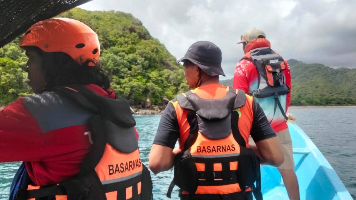 Tim SAR gabungan menyisir Perairan Langgudu Bima untuk mencari pemancing yang hilang.