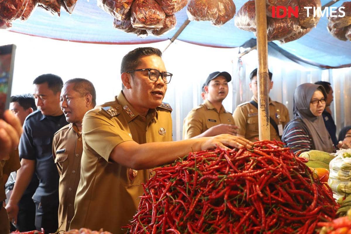 Wakil Wali Kota Tangerang, Maryono mengecek harga sembako di Pasar Anyar