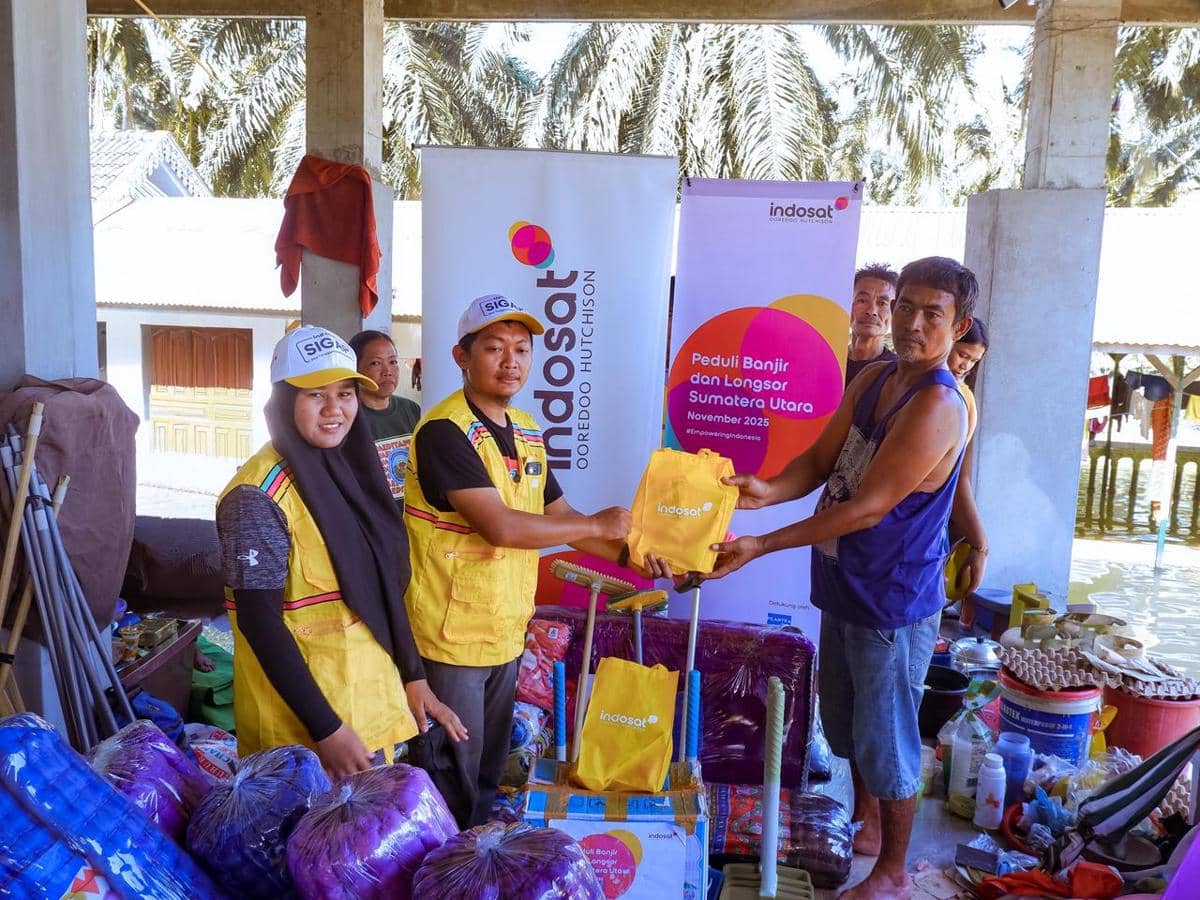 Indosat melakukan perbaikan jaringan dan menyalurkan bantuan untuk korban banjir Sumatra (dok.Indosat)