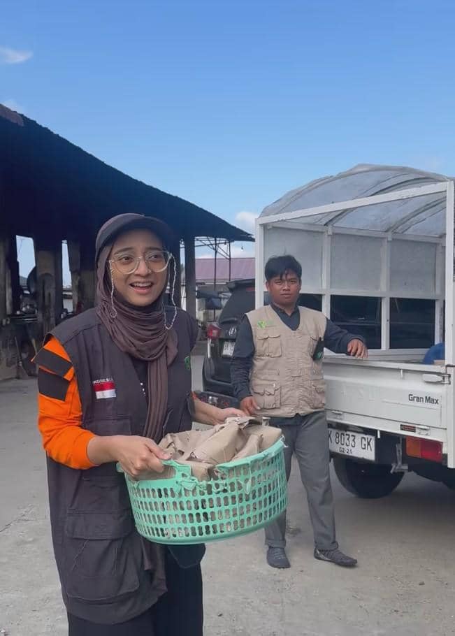 Chiki Fawzi Bantu Dapur Umum untuk Korban Banjir (instagram.com/chikifawzi)