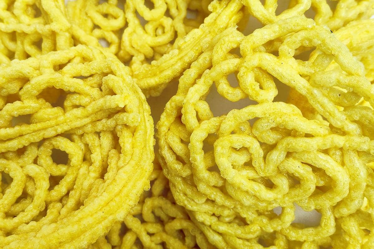 ilustrasi kerupuk mie kuning