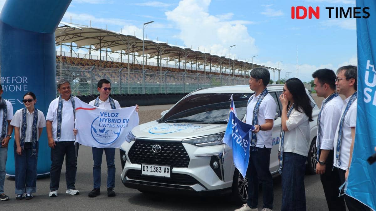 Pelepasan ekspedisi Veloz Hybrid Lintas Nusa di Sirkuit Mandalika, Lombok. (IDN Times/Dheri Agriesta). 