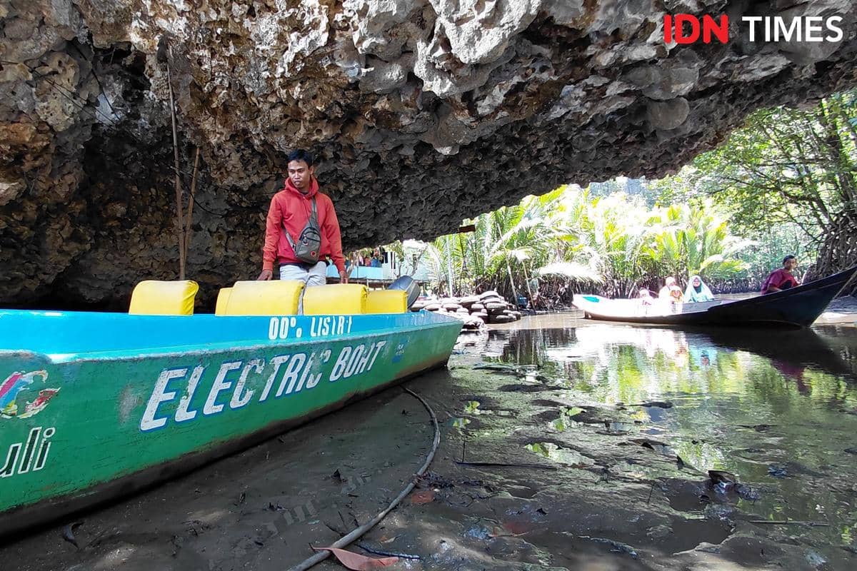 Sunardi mempersiapkan perahu listrik yang biasa digunakan mengangkut pengunjung di kawasan wisata Rammang-Rammang. (IDN Times/Aan Pranata)