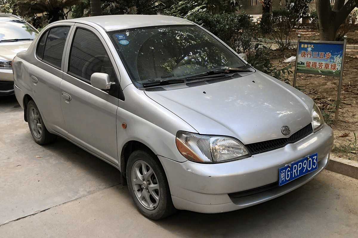 Toyota Yaris generasi pertama