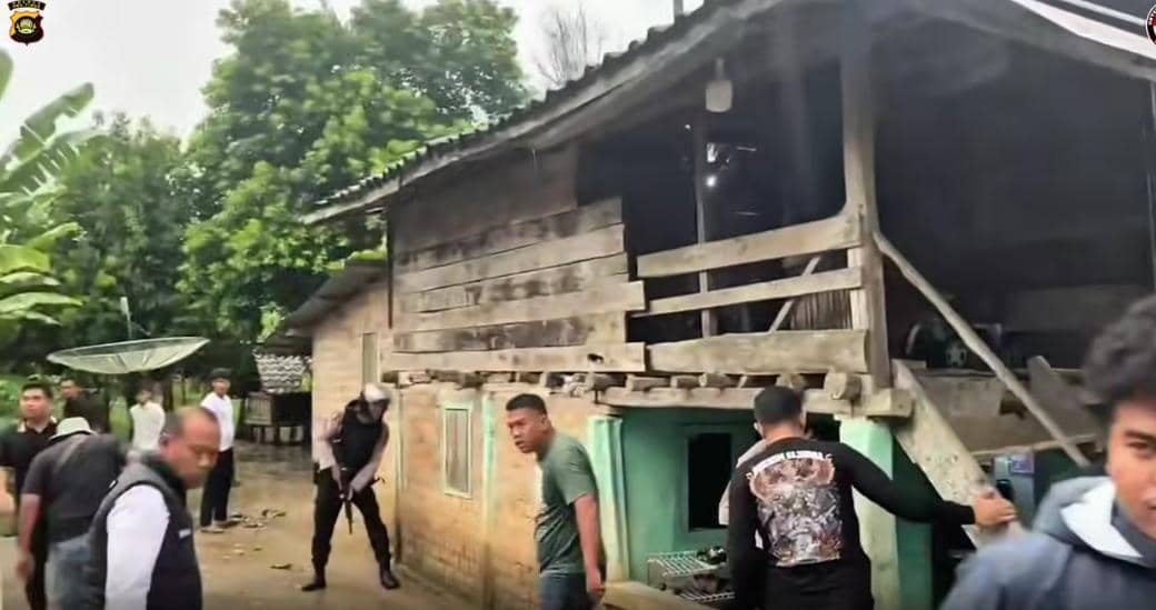 Proses penangkapan dua bandar narkoba di Desa Bantan Pelita OKU Timur.