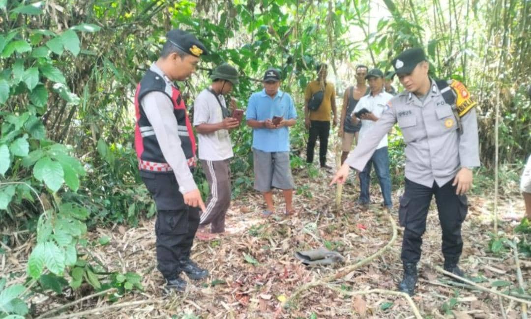 Polisi melakukan olah TKP pembunuhan di Desa Sungai Naik Kecamatan BTS Ulu.
