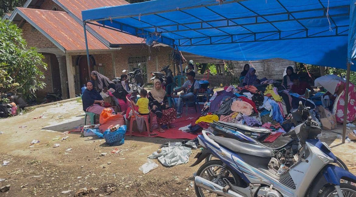 Aktivitas di posko penerimaan bantuan korban banjir di Nagari Salareh Aie Timur, Kecamatan Palembayan, Kabupaten Agam, Sumatra Barat (Sumbar).