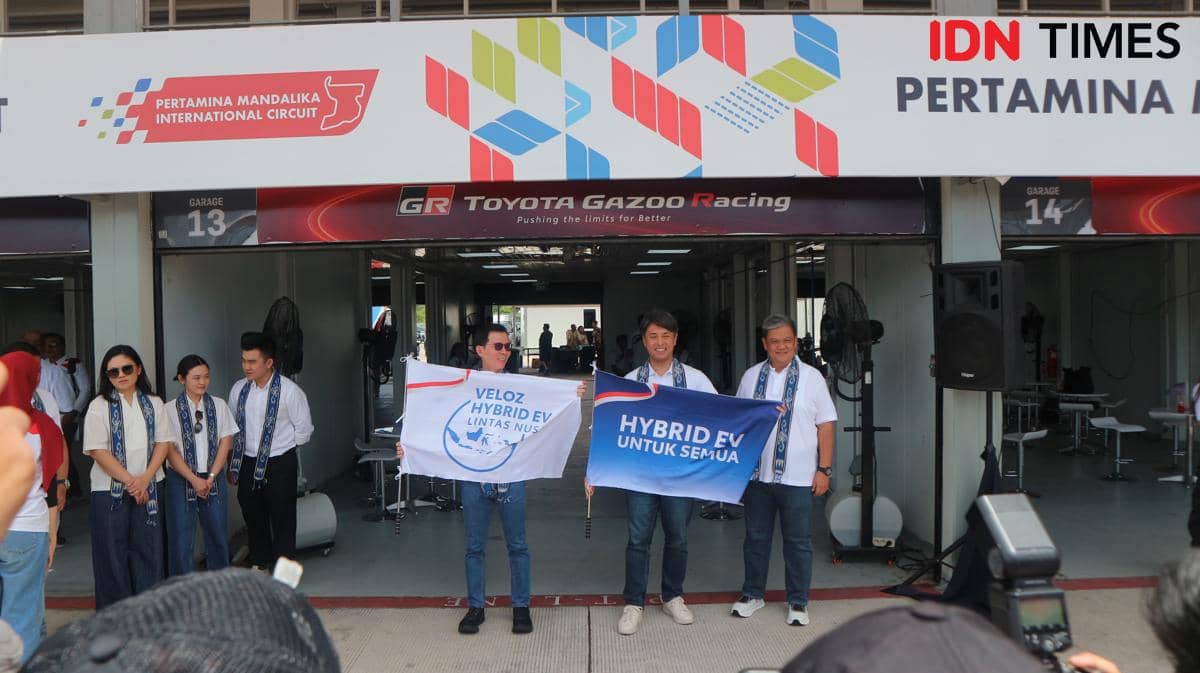 Marketing Director PT TAM Hiroyuki Oide dan Marketing Director PT TAM Jap Ernando Demily saat pelepasan Veloz Hybrid Lintas Nusa di Sirkuit Mandalika.