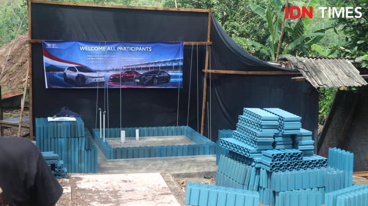 Toyota bangun toilet umum di Desa Adat Sasak Ende, Lombok, Nusa Tenggara Barat (NTB). (IDN Times/Dheri Agriesta).