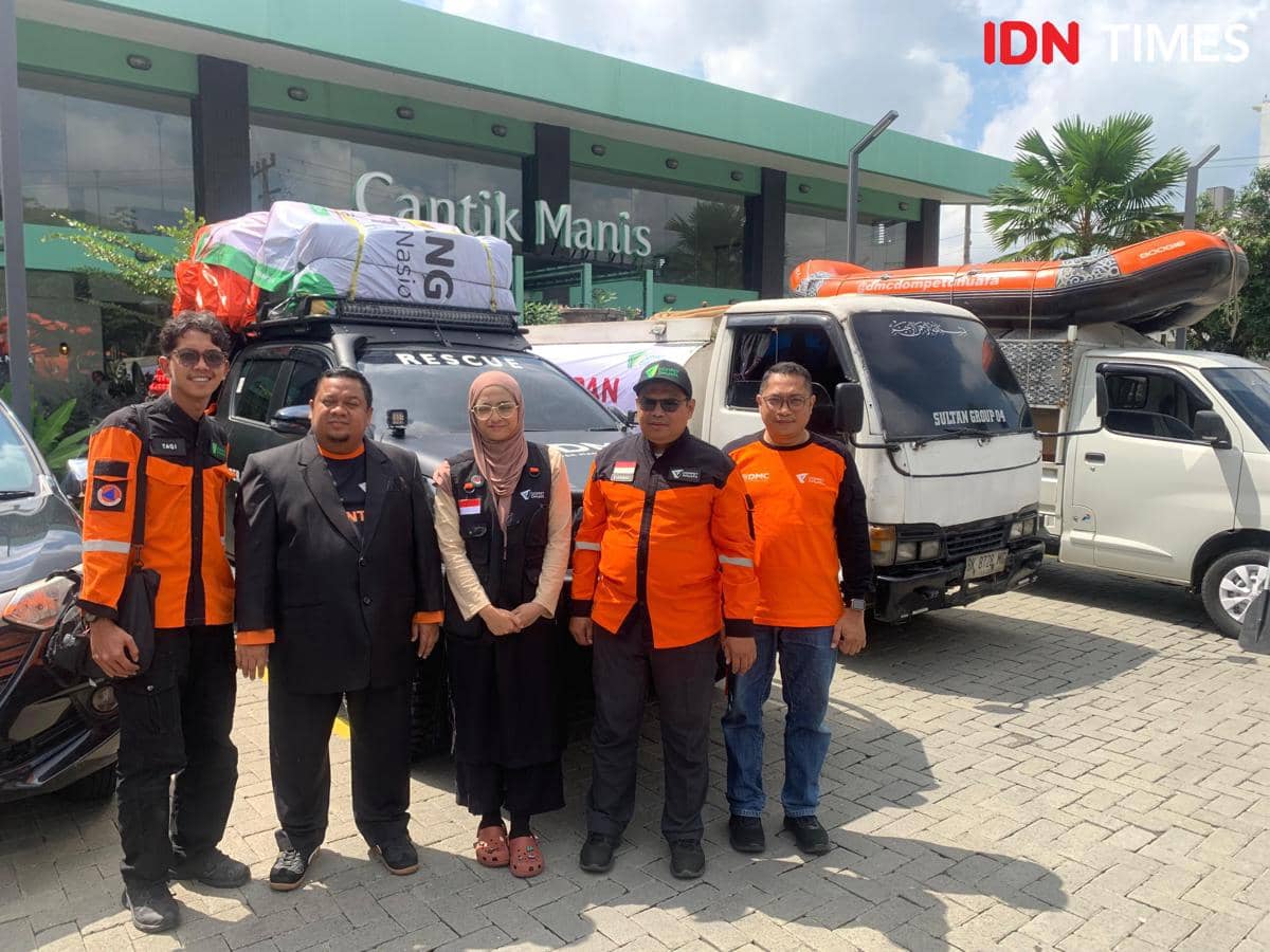 Chiki Fawzi turun bareng Dompet Dhuafa untuk bencana Sumatra (IDN Times/Doni Hermawan)