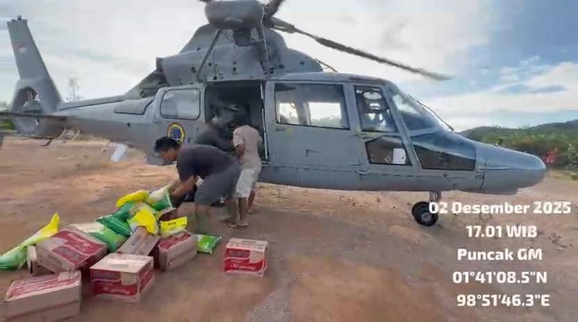 Unsur Helikopter TNl Angkatan Laut jenis AS565 MBe Panther HS-1307 dari Wing Udara 1 Puspenerbal bergerak cepat menyalurkan bantuan kemanusiaan untuk masyarakat empat desa di wilayah Kabupaten Tapanuli Tengah, Sumartera Utara