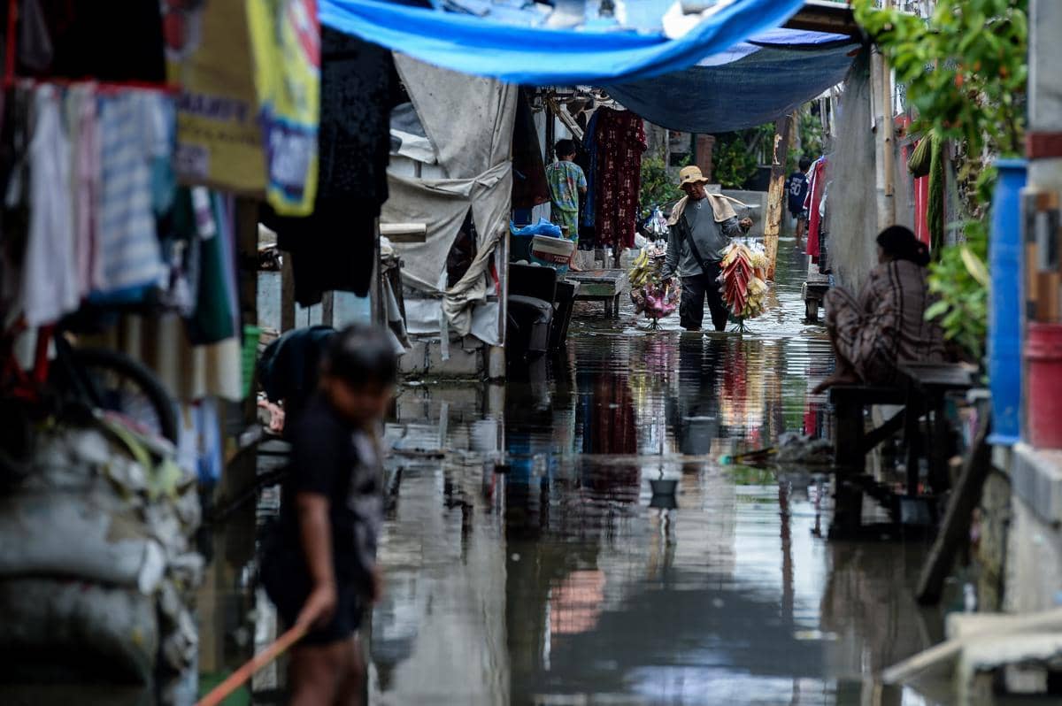 Warga terdampak banjir rob di Kampung Dadap, Kosambi, Kabupaten Tangerang