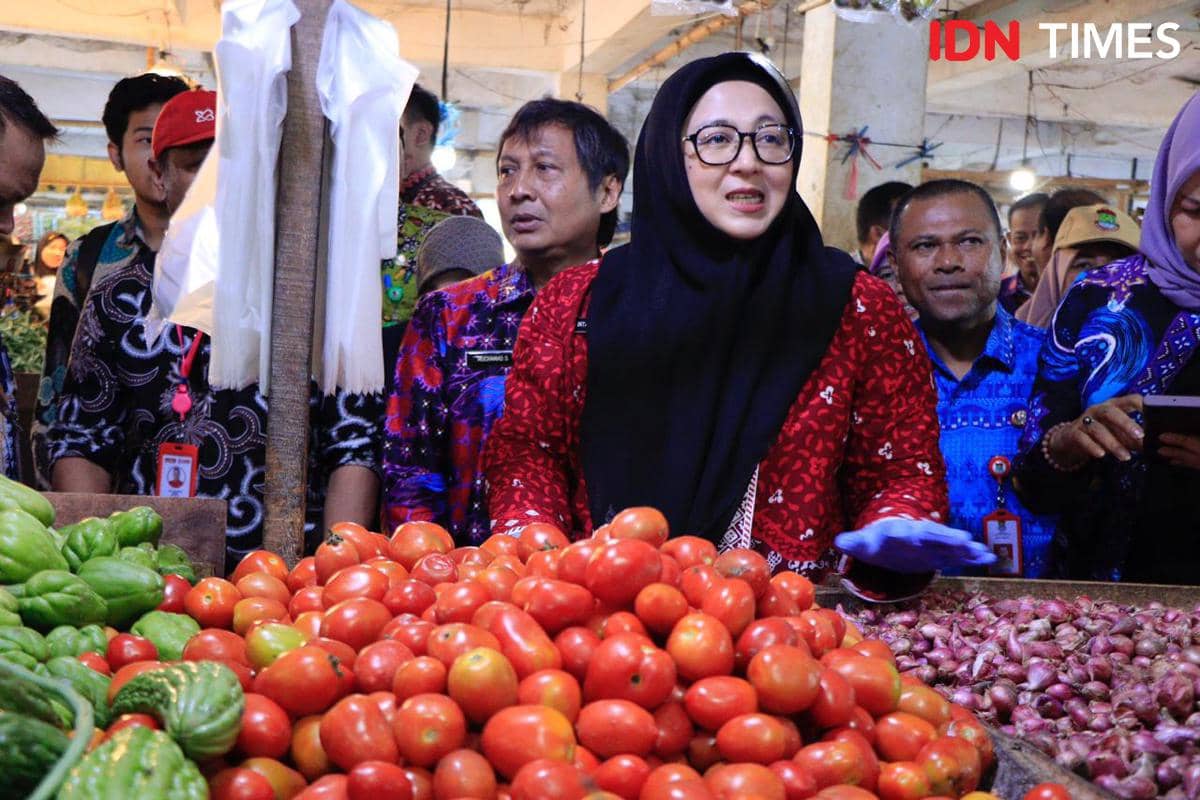 Wakil Bupati Tangerang, Intan Nurul Hikmah mengecek harga sembako