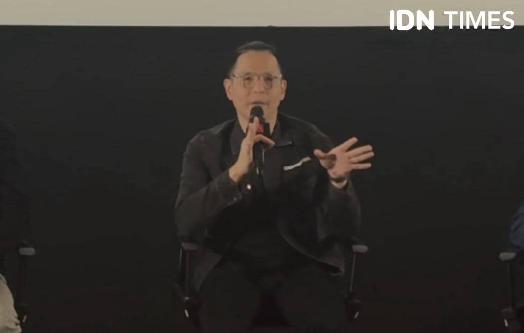 Ernest Prakasa pada press screening Lupa Daratan yang digelar Selasa (2/12/2025)