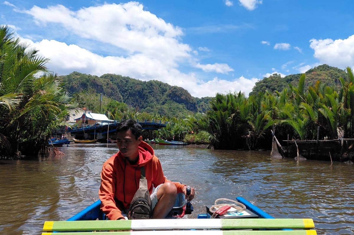 Sunardi, salah seorang pengemudi jolloro listrik yang berkolaborasi dengan PLN di kawasan wisata Rammang-Rammang, Kabupaten Maros, Sulawesi Selatan. (IDN Times/Aan Pranata)