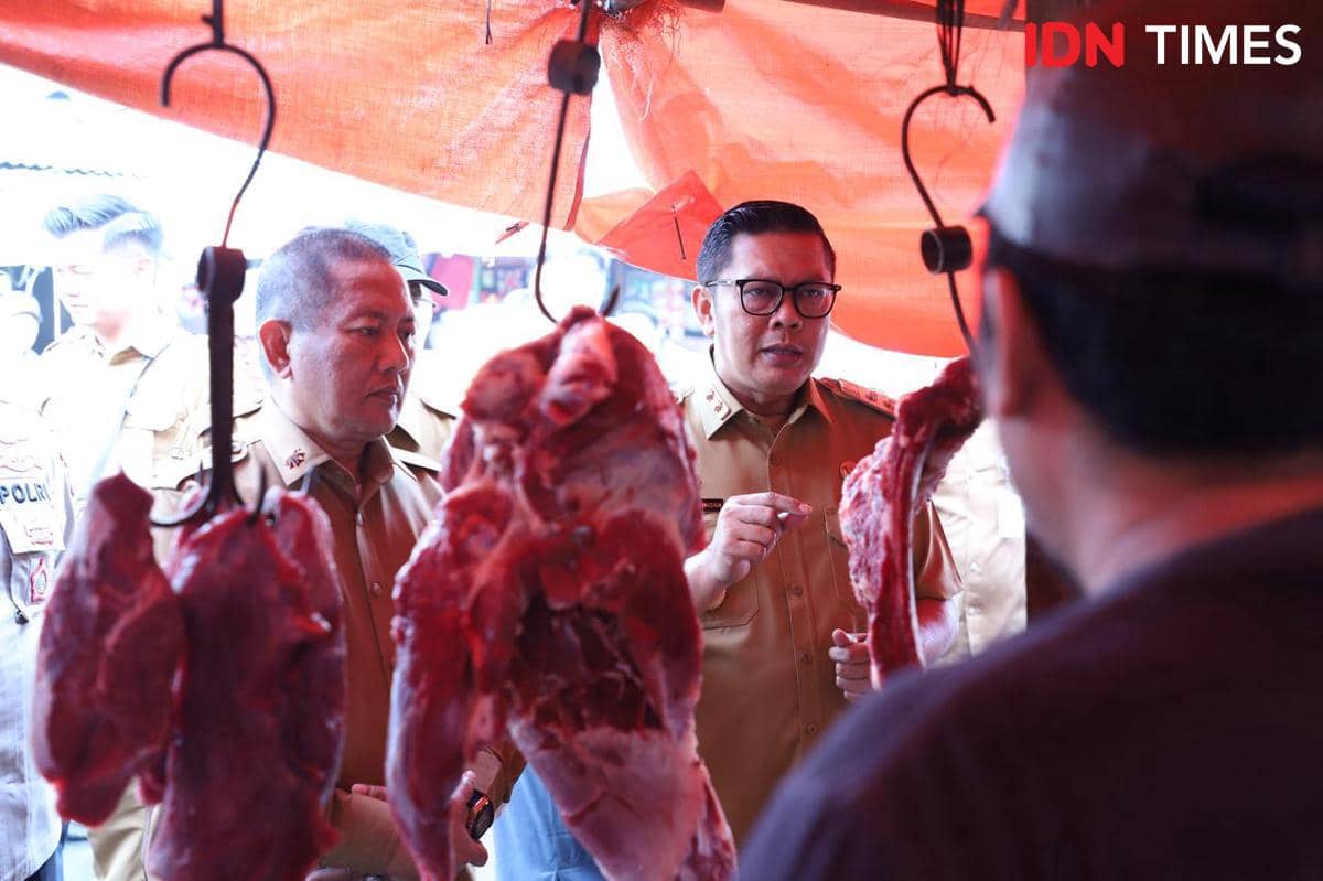 Wakil Wali Kota Tangerang, Maryono mengecek harga sembako di Pasar Anyar