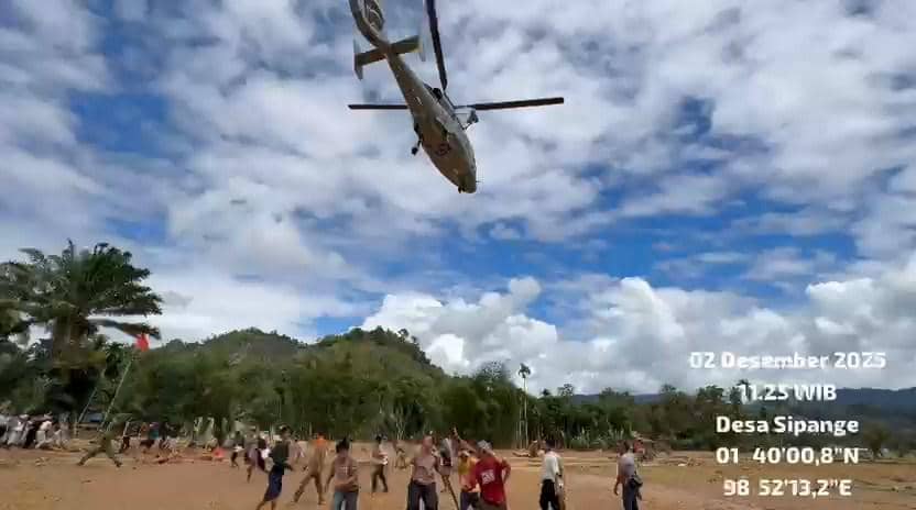 Unsur Helikopter TNl Angkatan Laut jenis AS565 MBe Panther HS-1307 dari Wing Udara 1 Puspenerbal bergerak cepat menyalurkan bantuan kemanusiaan untuk masyarakat empat desa di wilayah Kabupaten Tapanuli Tengah, Sumartera Utara
