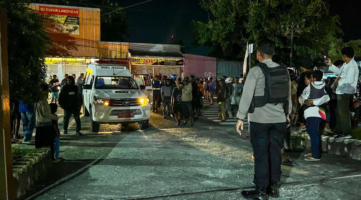 Keluarga korban membawa serta kedua jenazah menuju Kantor Pelayan Polres Mimika untuk membuat laporan dan meminta pelaku segera ditangkap, Selasa (2/12/2025). (IDN Times/Endy Langobelen)