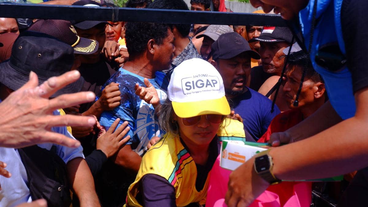 Indosat melakukan perbaikan jaringan dan menyalurkan bantuan untuk korban banjir Sumatra (dok.Indosat)